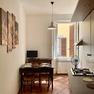 Apartment Nice & Roomy Behind The Uffizi Museum, Florence