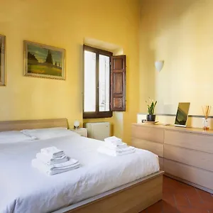 Apartment Cozy Classic Italian House Near Santa Croce, On The Lungarno, Florence